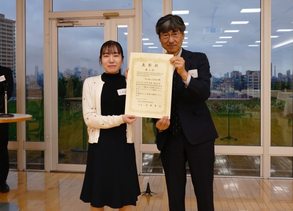 岩間所長から表彰状を授与される受賞者