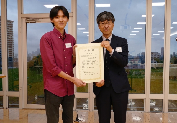 岩間所長から表彰状を授与される受賞者
