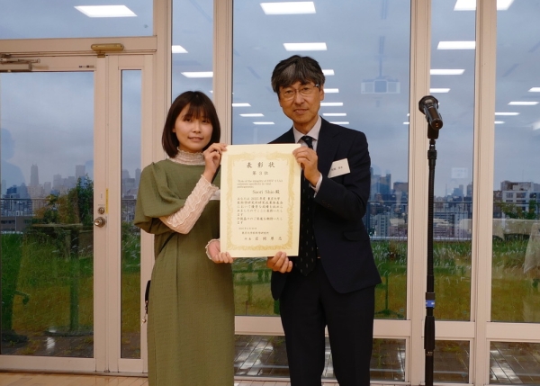 岩間所長から表彰状を授与される受賞者