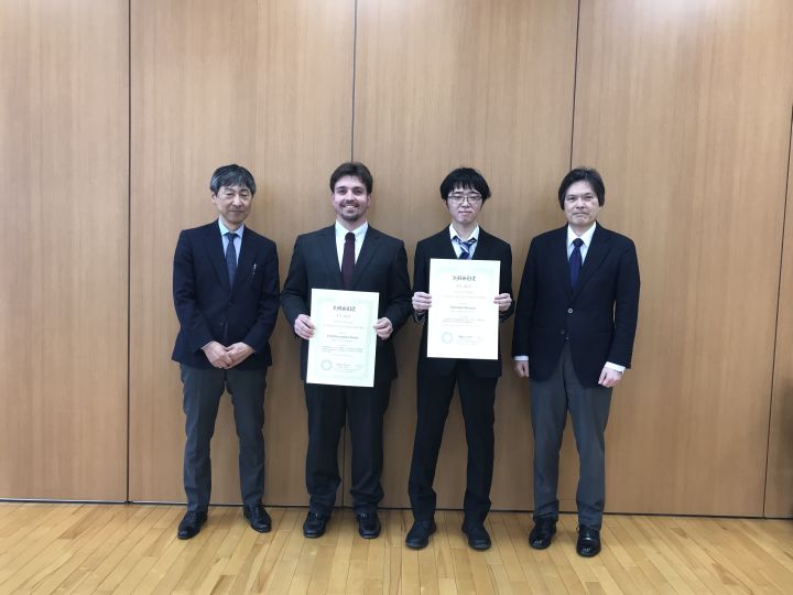 左より岩間所長、表彰学生、武川副所長